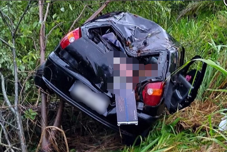 Carro capota e criança de 6 anos morre presa às ferragens durante chuva