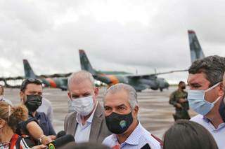 Governador Reinaldo Azambuja concedeu entrevista na chegada da vacina à Campo Grande, na pista da Base Aérea (Foto: Paulo Francis)