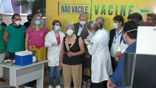 A idosa que mora no Asilo São João Bosco, Maria Bezerra, 83 anos, também foi vacinada. (Foto: Silas Lima)
