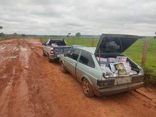 Fiat Strada e Volkswagen Gol foram encontrados em estrada vicinal de Eldorado. (Foto: Divulgação/Polícia Militar)