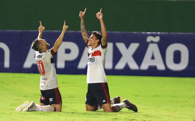 Flamengo vence f&aacute;cil o Goi&aacute;s, alivia press&atilde;o e entra no G4 do Brasileir&atilde;o