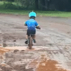Aos 3 anos, nem tombo e chuva impedem Enrico de ser ciclista