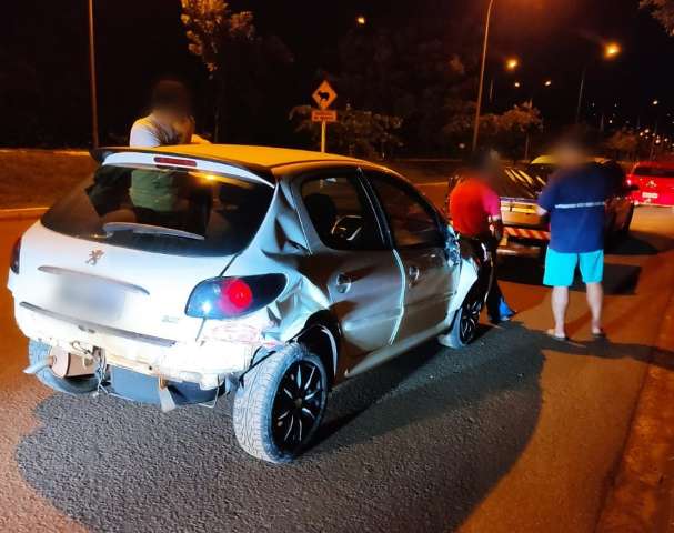 Bêbado, policial militar é preso após bater em vários carros estacionados