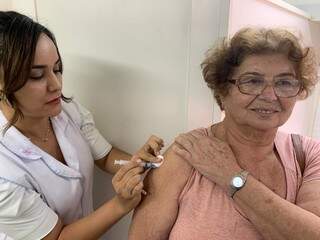Enfermeira imunizada idosa contra a gripe, dias antes do início da pandemia da covid-19 em Mato Grosso do Sul (Foto: Divulgação/SES)