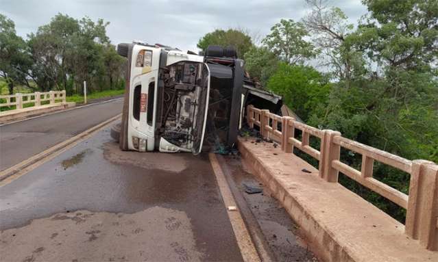 Carreta carregada com carv&atilde;o tomba em ponte na BR-262
