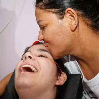 Sem desistir do amor, h&aacute; 1 ano m&atilde;e v&ecirc; filha perder fala e movimentos