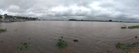 Após seca histórica, nível do Rio Paraguai volta a subir com a chegada da chuva 