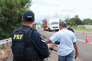 Policial rodoviário federal durante fiscalização em rodovia da Capital. (Foto: Henrique Kawaminami) 