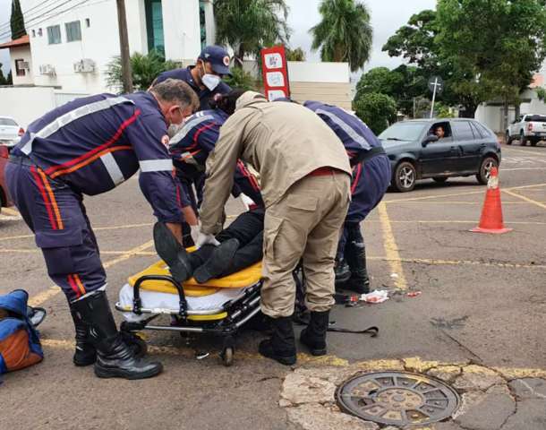 Motorista invade preferencial e colide contra motociclista no S&atilde;o Bento