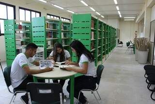 Alunos do instituto estudando na biblioteca. (Foto: Divulgação/IFMS) 
