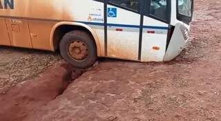 Ônibus com 32 trabalhadores cai e fica preso em vala aberta pela chuva Ônibus com 32 trabalhadores cai e fica preso em vala aberta pela chuva