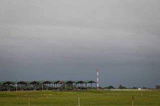 Pista de pousos e decolagens da Base Aérea de Campo Grande, onde o lote de doses da CoronaVac desembarcarão, em dia nublado (Foto: Henrique Kawaminami)
