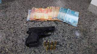 Dinheiro e pistola com sete munições apreendidos hoje com um dos suspeitos (Foto: Adilson Domingos)