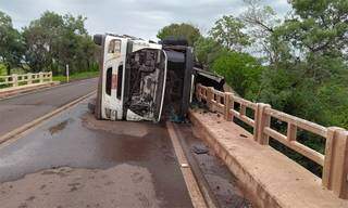 Carreta carregada com carv&atilde;o tomba em ponte na BR-262