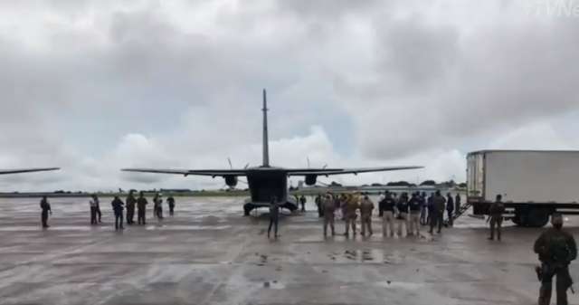 Avi&atilde;o com vacinas pousa em Campo Grande; veja