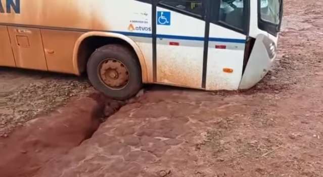 &Ocirc;nibus com 32 trabalhadores cai e fica preso em vala aberta pela chuva 