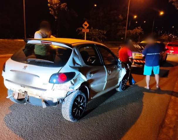 Preso ao bater em carros estacionados, PM diz que tomou 2 ta&ccedil;as de vinho