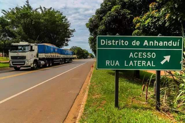 Ladr&otilde;es fazem fam&iacute;lia de ref&eacute;m, depois foge com carros, dinheiro e comida