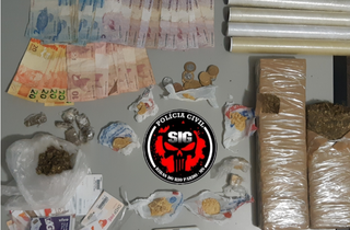 Dinheiro, maconha, pasta-base de cocaína foram apreendidos na casa que funcionava uma boca de fumo (Foto: divulgação / Polícia Civil) 