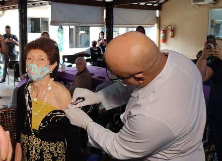 Vacina chega antes da morte pela covid em asilo com 31 idosos