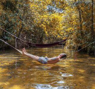 Dá pra relaxar dentro do rio, mas sem que a correnteza te leve (Foto: Reprodução/Instagram)