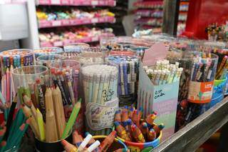 Alguns itens essenciais do material escolar, como canetas, lápis, borrachas. (Foto: Kisie Ainoã/Arquivo Campo Grande News)