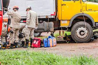 Motociclista sendo atendido pelo Corpo de Bombeiros. (Foto: Silas Lima)