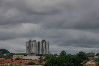 Céu fechado na região do Bairro Amambai anuncia chegada de pancada de chuva em Campo Grande. (Foto: Henrique Kawaminami) 