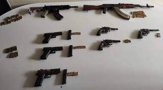 Fuzis, pistolas e revólveres encontrados com integrantes do PCC (Foto: Arquivo)