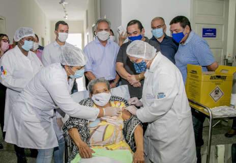 Idosa de 84 anos do Asilo São José é a primeira vacinada em Corumbá