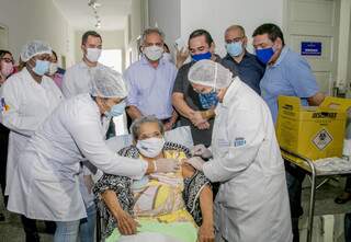 Leonídia Silva sendo vacinada nesta manhã em Corumbá (Foto: Divulgação)
