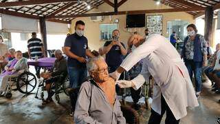 Vicente Pereira Leme, 81, segundo vacinado no Lar do Idoso (Foto: Helio de Freitas)