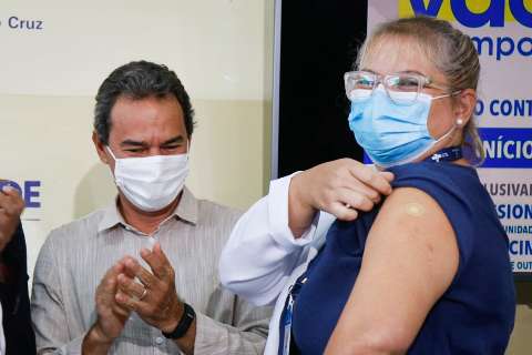 Enfermeira é primeira vacinada contra covid em posto de saúde de Campo Grande