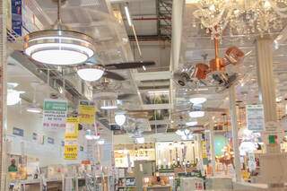 No setor de ilumunação você também encontra dezenas de modelso de ventiladores de teto. (Foto: Marcos Maluf)