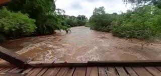 Chuva interditou ponte sobre o rio que corta a cidade (Foto: reprodução / vídeo) 