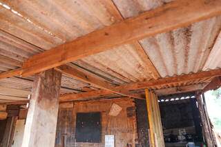Relato é de que casa feita com tapumes e madeira não seca completamente devido às chuvas recorrentes. (Foto: Paulo Francis)