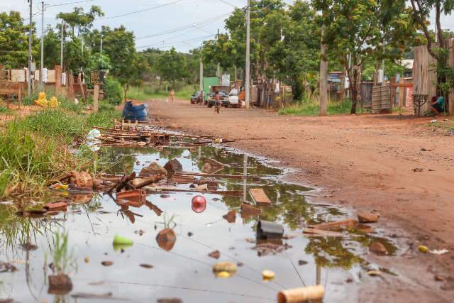H&aacute; anos ver&atilde;o &eacute; sin&ocirc;nimo de lama na porta de casa e ora&ccedil;&atilde;o por chuva fraca