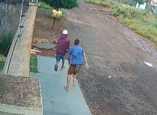 Dois rapazes fogem depois de tentar invadir casa. (Foto: reprodução)