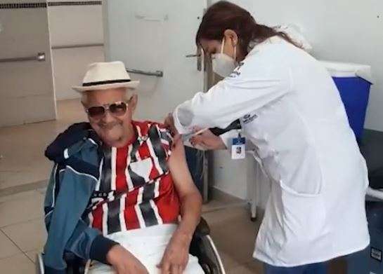 Ap&oacute;s 30 anos em asilo, Ant&ocirc;nio veste camiseta do SP e &eacute; 1&ordm; na fila da vacina
