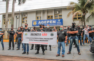 Cerca de 40 policiais penais protestaram nesta manhã em frente à Agepen (Foto: Marcos Maluf)