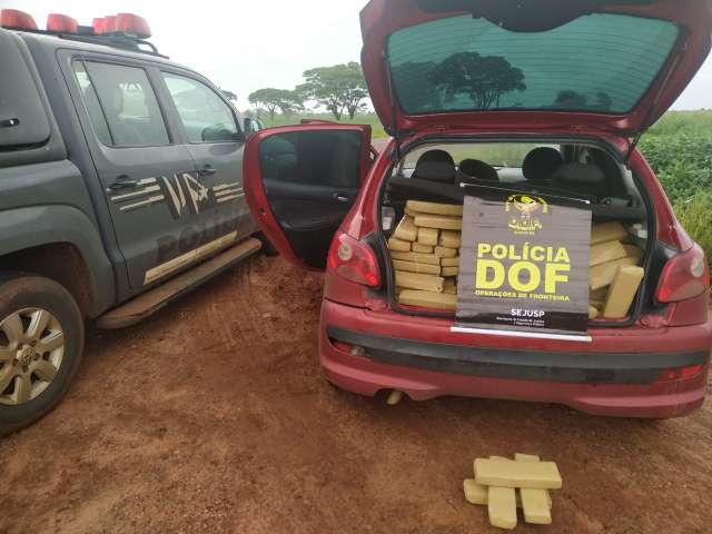 Casal &eacute; preso com carro lotado de maconha rumo a Santa Catarina