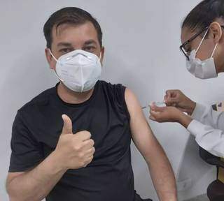 Fisioterapeuta André Alexandre Costa de Azevedo tomando a vacina (Foto: Arquivo Pessoal)