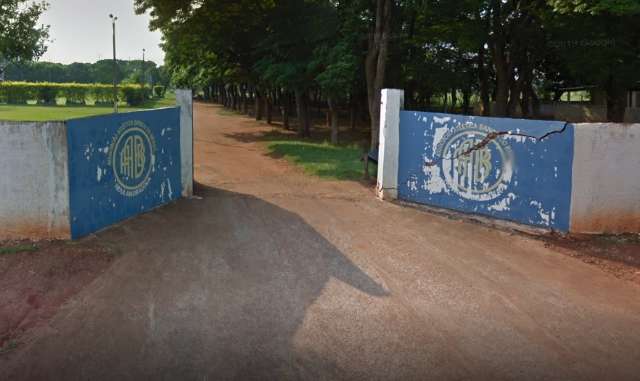 Grupo formado por cinco adolescentes e duas crian&ccedil;as invade e furta AABB
