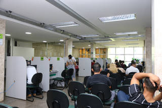 Candidatos aguardando atendimento na sede da Funtrab. (Foto: Marcos Maluf)