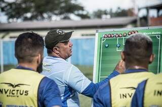 Técnico Mauro Marino usa quadro para orientar jogadores do Aquidauanense (Foto: Divulgação)