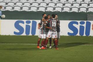 Caio Paulista jogador do Fluminense comemora seu gol durante partida contra o Coritiba no estádio Couto Pereira pelo campeonato Brasileiro A 2020. (Foto: Estadão Conteúdo) 