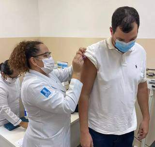 Cardiologista Júnior Rossi sendo vacinado (Foto: Arquivo Pessoal)