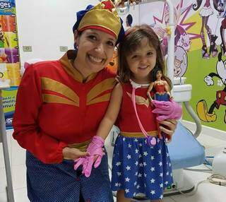 Aqui, junto da paciente também fantasiada de Mulher Maravilha a segurar uma boneca da mesma super-heroína (Foto: Arquivo Pessoal)