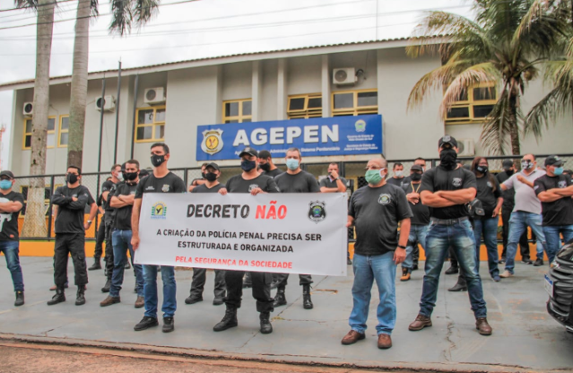 Em protesto, servidores de pres&iacute;dios alegam n&atilde;o ter arma para seguran&ccedil;a externa