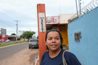 Patrícia Rocha, de 40 anos, relatou que acha mais seguro andar a pé do que aguardar em ponto de ônibus. (Foto: Paulo Francis)